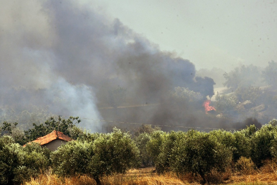 Gli incendi non danno tregua alla Grecia: evacuate via mare centinaia di persone