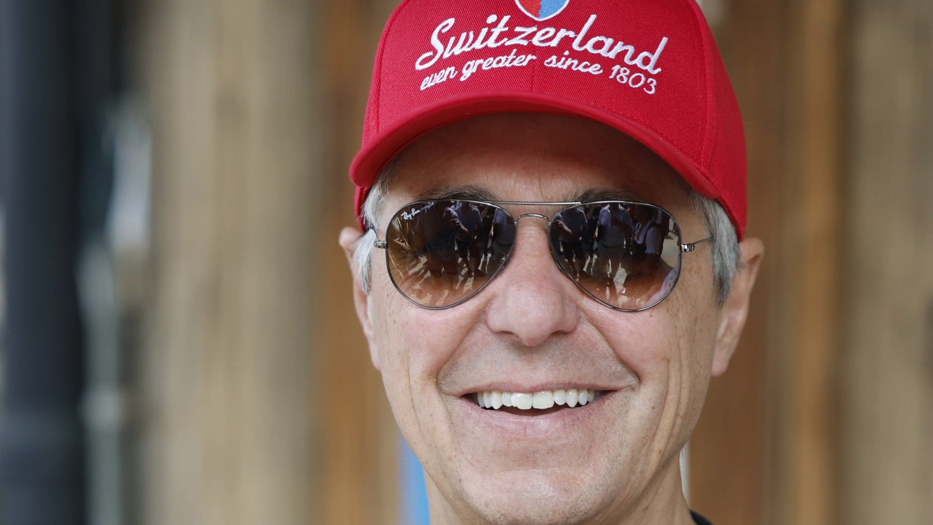 Cassis risponde a Parmelin (e a Trump) con un cappellino ticinese