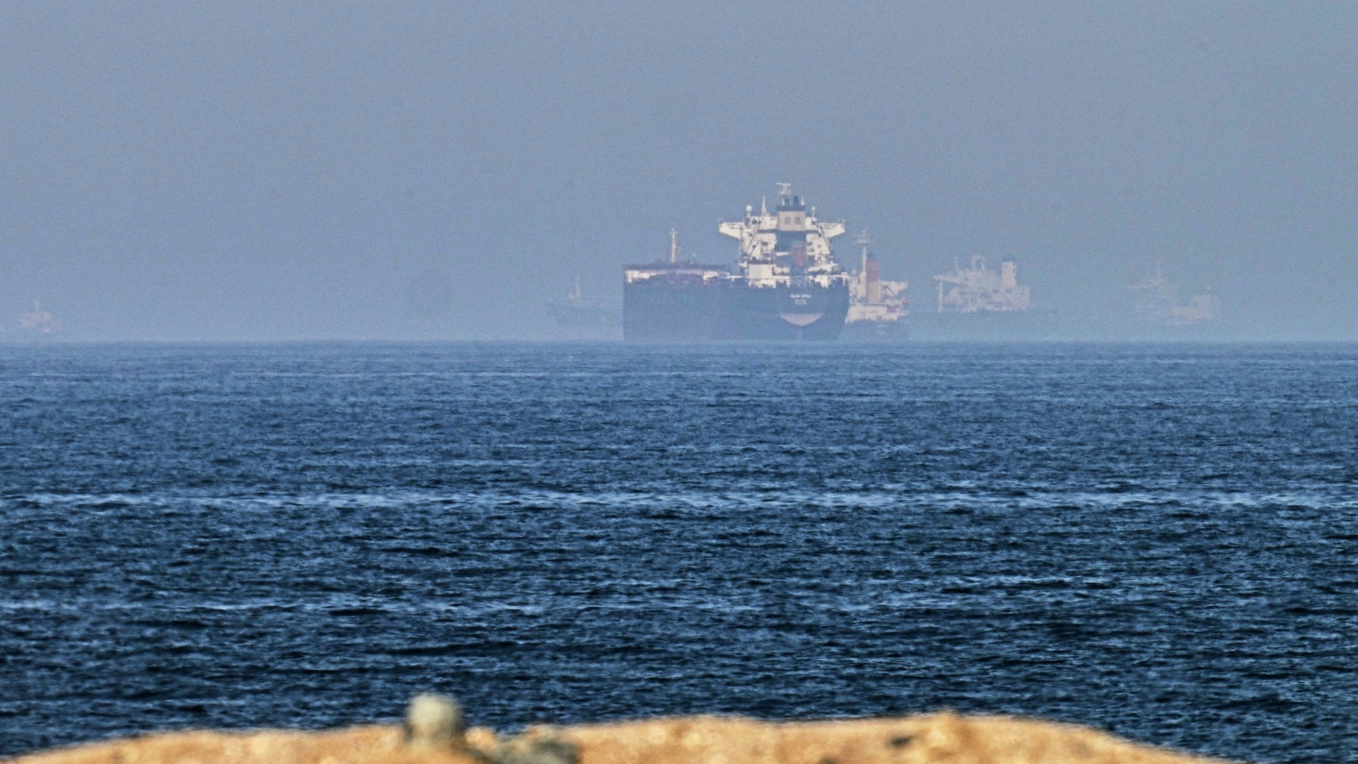 Petroliera colpita all'ingresso dello Stretto di Hormuz