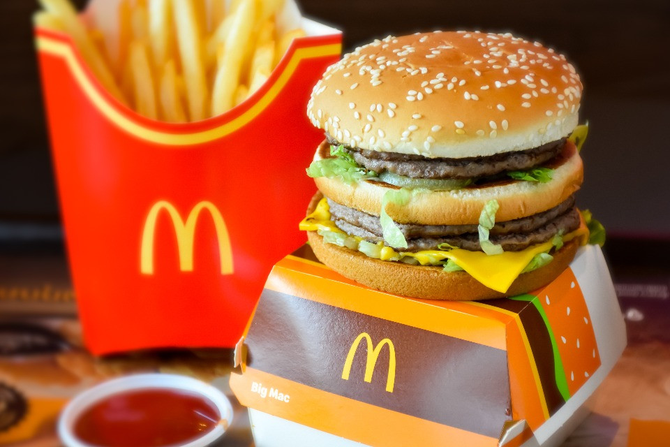 Il panino che indica il valore dei soldi, l’indice Big Mac compie quarant’anni