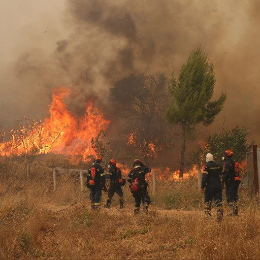 La Grecia sconvolta dalle fiamme, due elicotteri antincendio si scontrano in volo