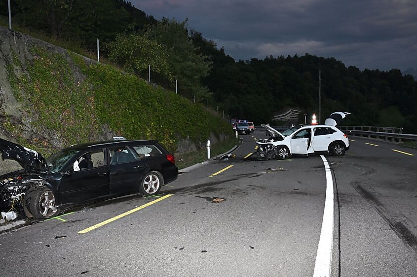 Grave incidente stradale a Steinen: 8 feriti, un bimbo di 9 anni rischia di morire