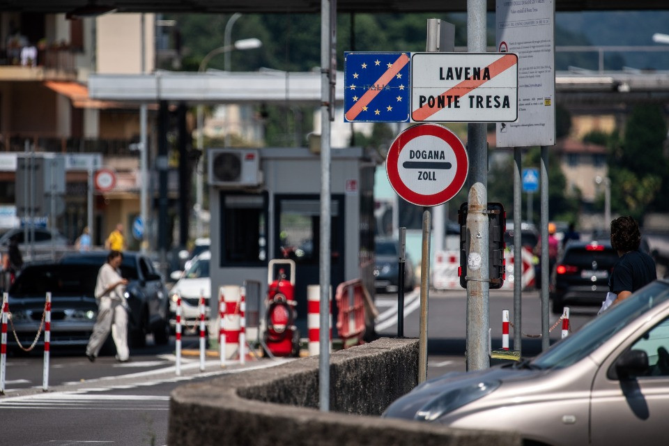 La residenza si sposta in Italia, la vita continua in Svizzera