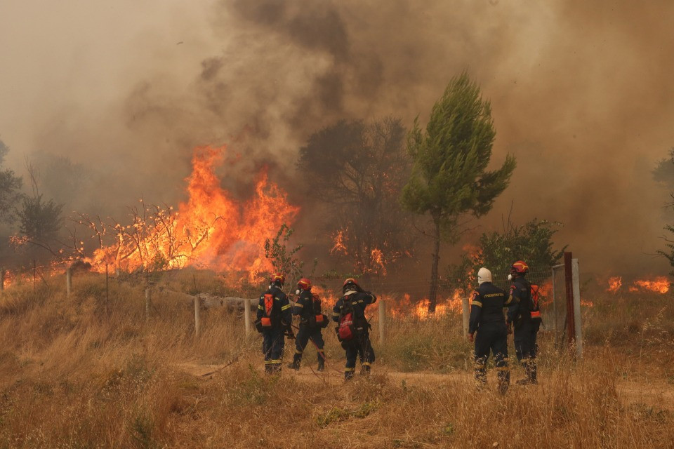 La Grecia sconvolta dalle fiamme, due elicotteri antincendio si scontrano in volo