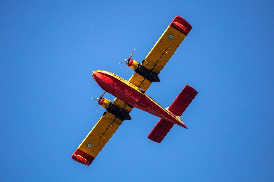 Perché i Canadair solcano i cieli del Ticino?