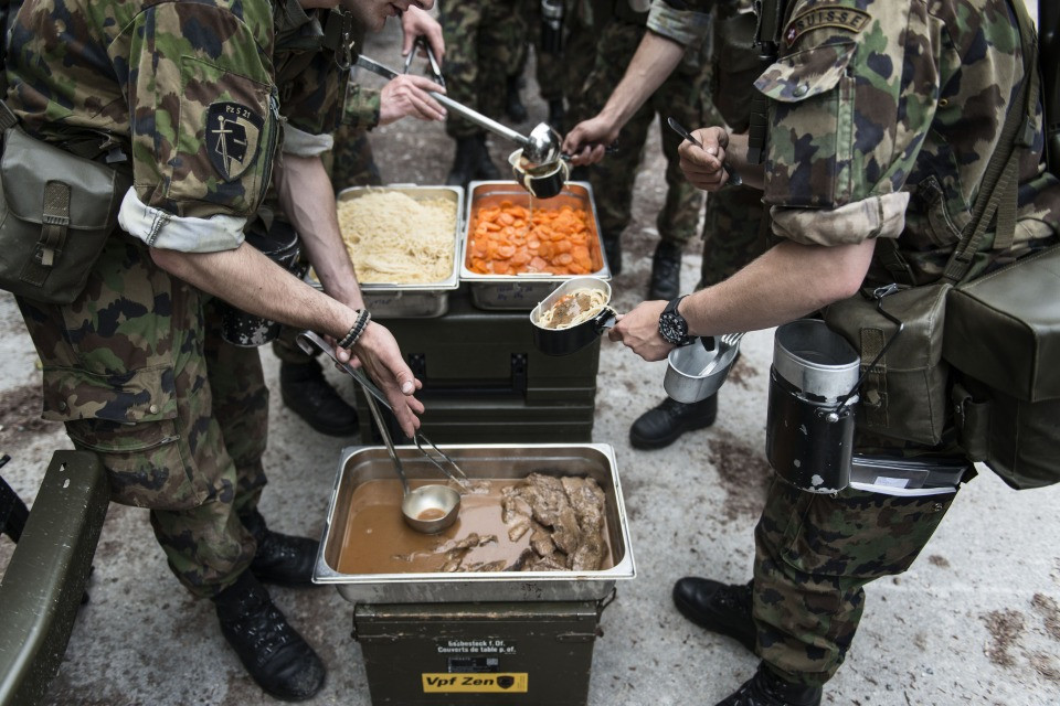 Si apparecchia la polemica sui menu dell’Esercito