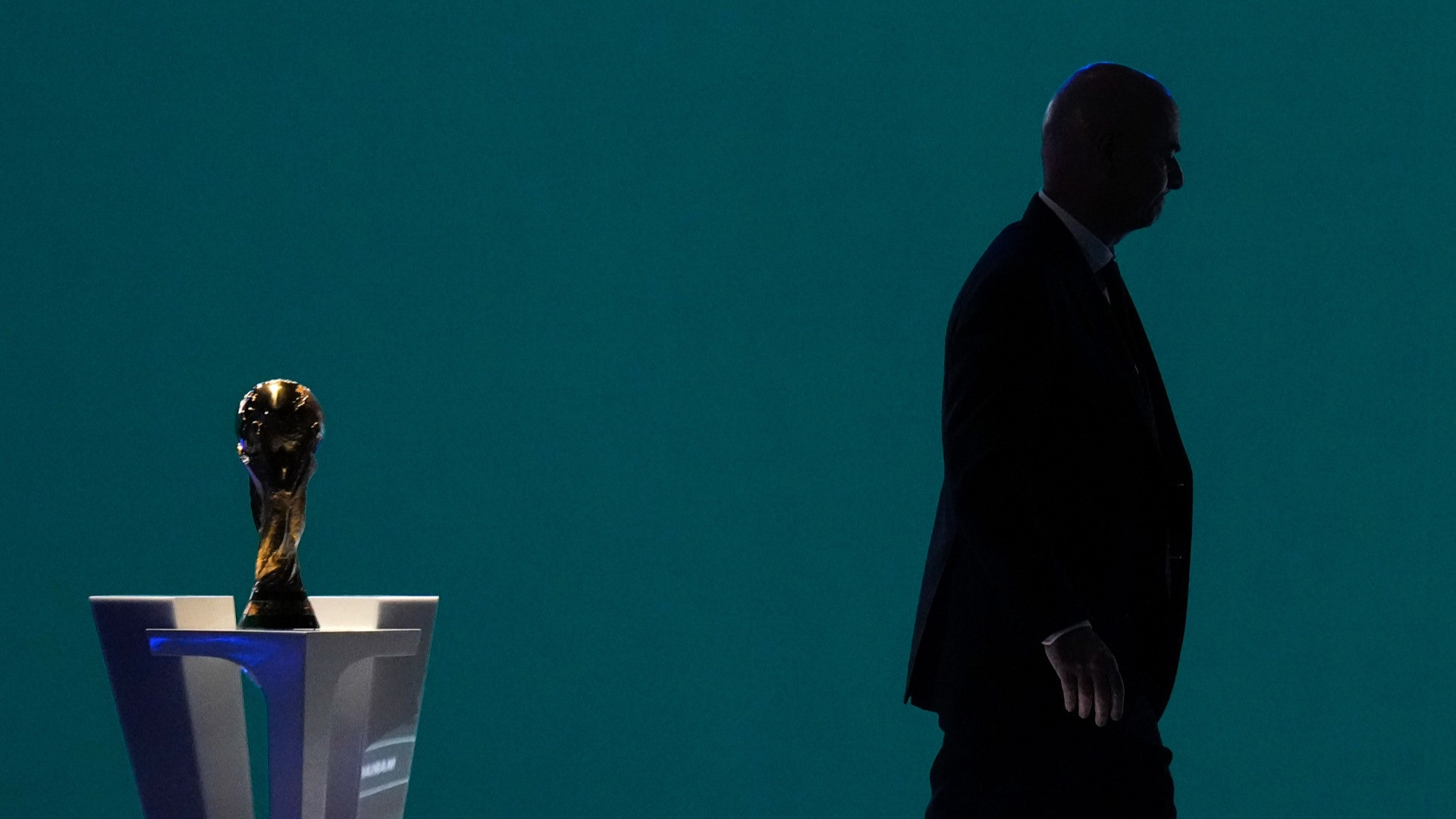 Il primo salario di Gianni Infantino e quello, forse, rimasto sulla carta