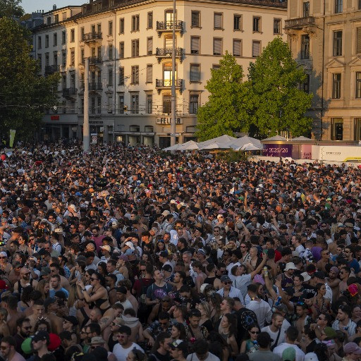 Street Parade, per ripulire Zurigo servono 300.000 litri d'acqua