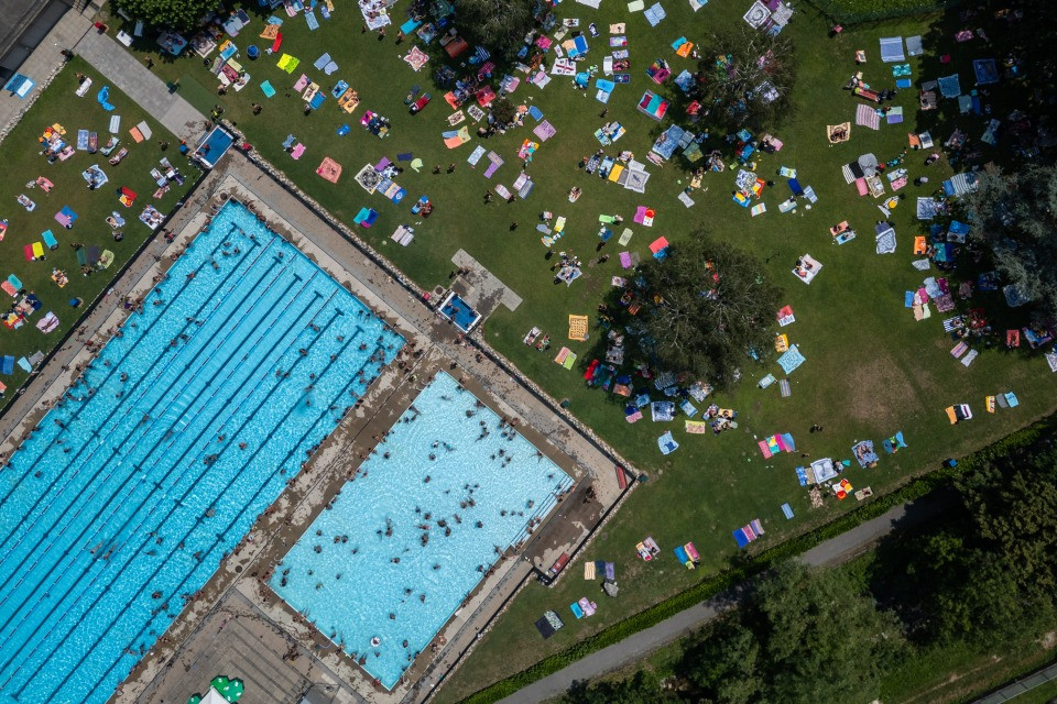 «Nessun bimbo in piscina», ma la norma è troppo rigida