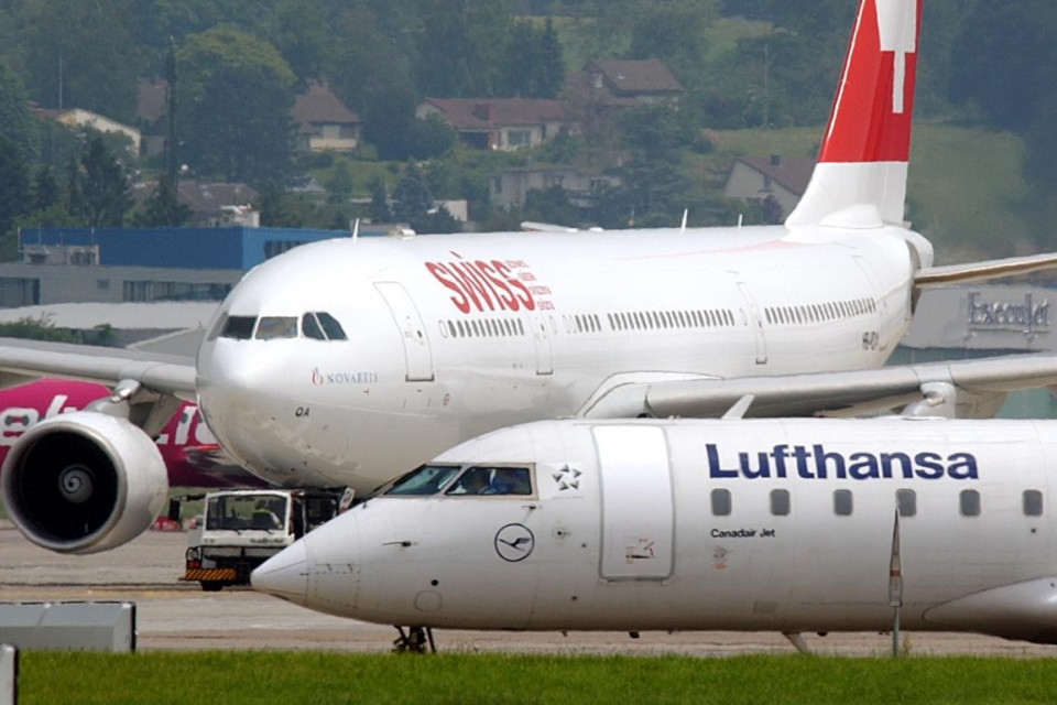 Caro carburante, Lufthansa dimezza l'utile e taglia le stime