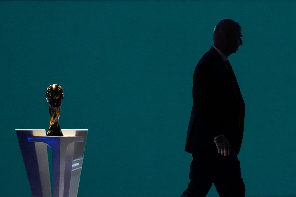 Il primo salario di Gianni Infantino e quello, forse, rimasto sulla carta