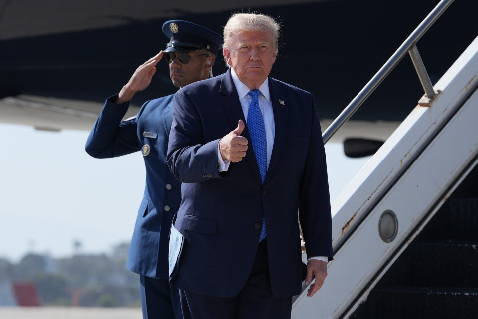 Uomo armato al campo da golf di Trump in California, il tycoon commenta: «Sono un presidente che lascia il segno»