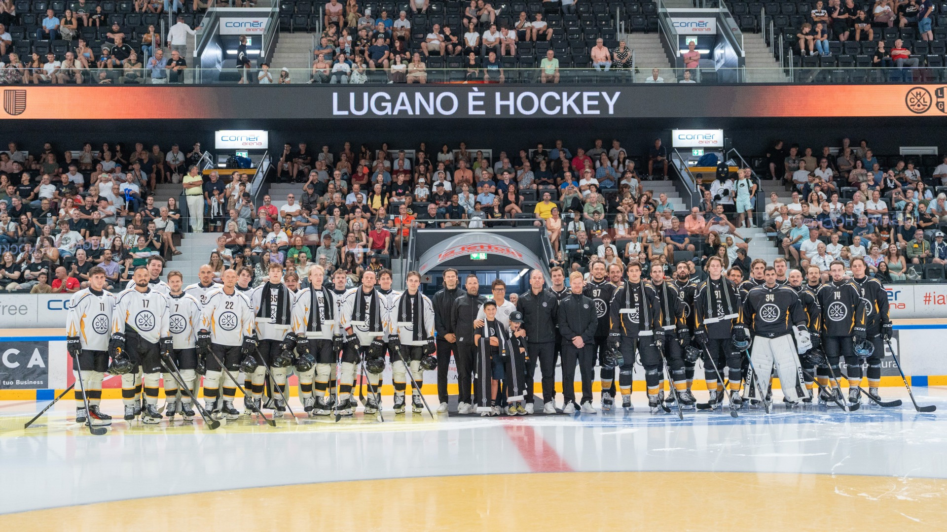 Il primo abbraccio tra il Lugano e i suoi tifosi
