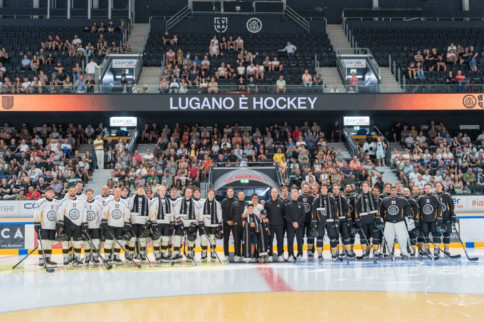 Il primo abbraccio tra il Lugano e i suoi tifosi