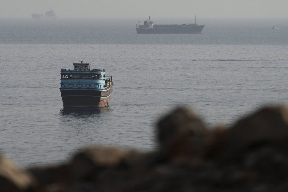 Una petroliera segnala esplosioni nello Stretto di Hormuz