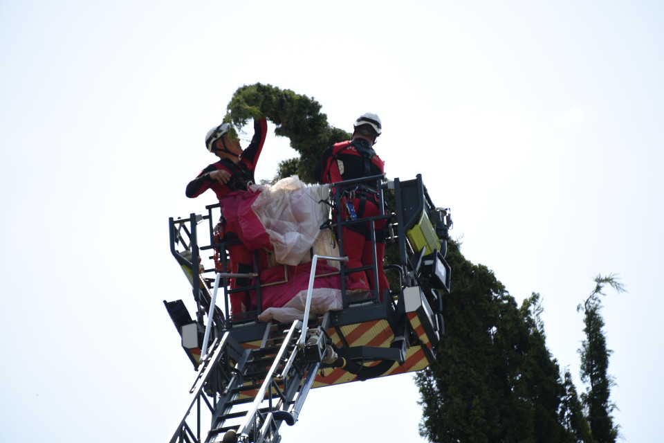 Parapendista finisce su una pianta e resta bloccato a Melano