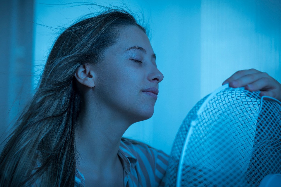 Notti tropicali? Un medico spiega l'effetto che hanno sul sonno