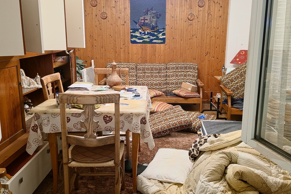 Lontano da casa per qualche ora, poi la brutta sorpresa: «Hanno rovistato ovunque»