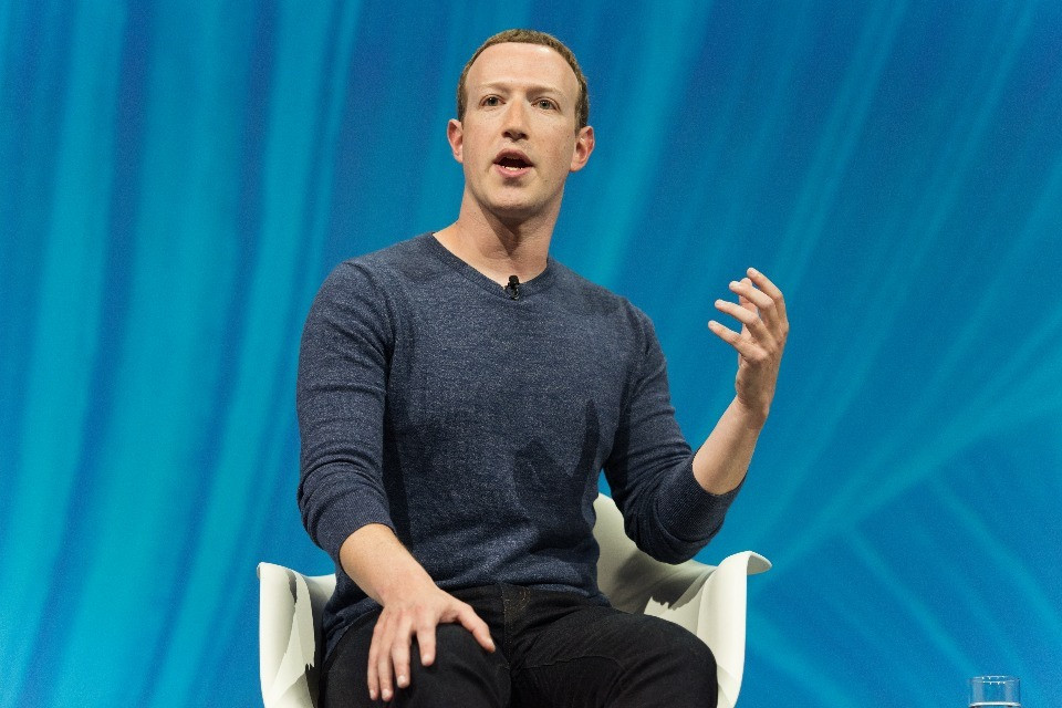 Bufera su Mark Zuckerberg: «Il suo yacht non soccorre un'imbarcazione alla deriva»