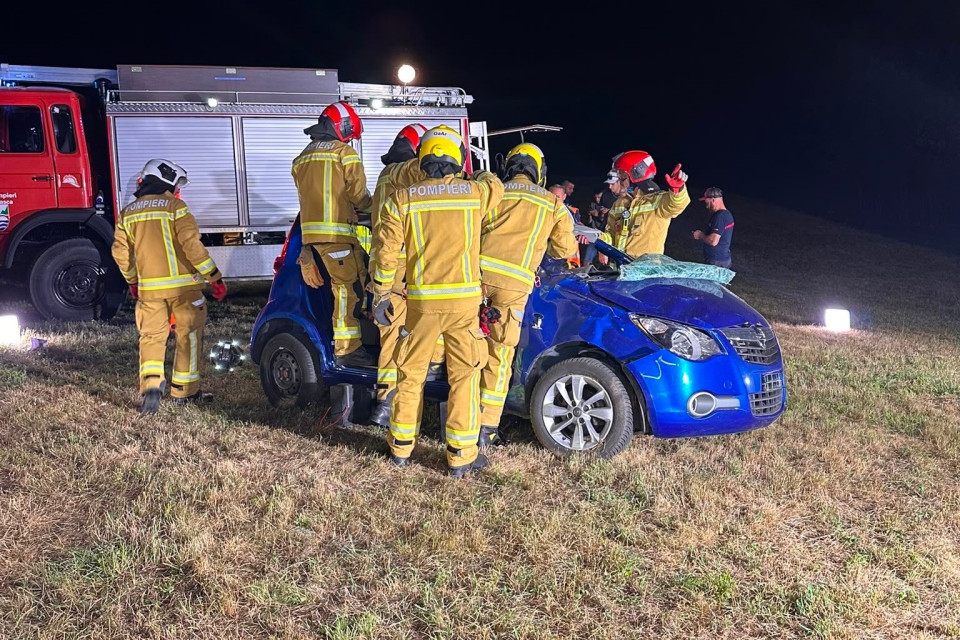 Incidente a Gerra Verzasca, l'auto si rovescia e finisce in un prato
