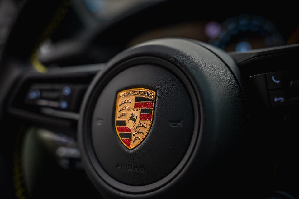Scappa dalla polizia a bordo di una Porsche e provoca quattro incidenti