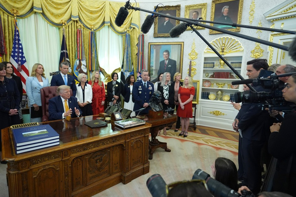 «È pacchiano, riflette l’ego di Trump»: l’arredo della Casa Bianca nel mirino delle critiche dem