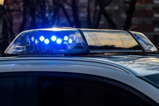 Auto in panne in galleria, scende a spingerla e viene travolto da un camion