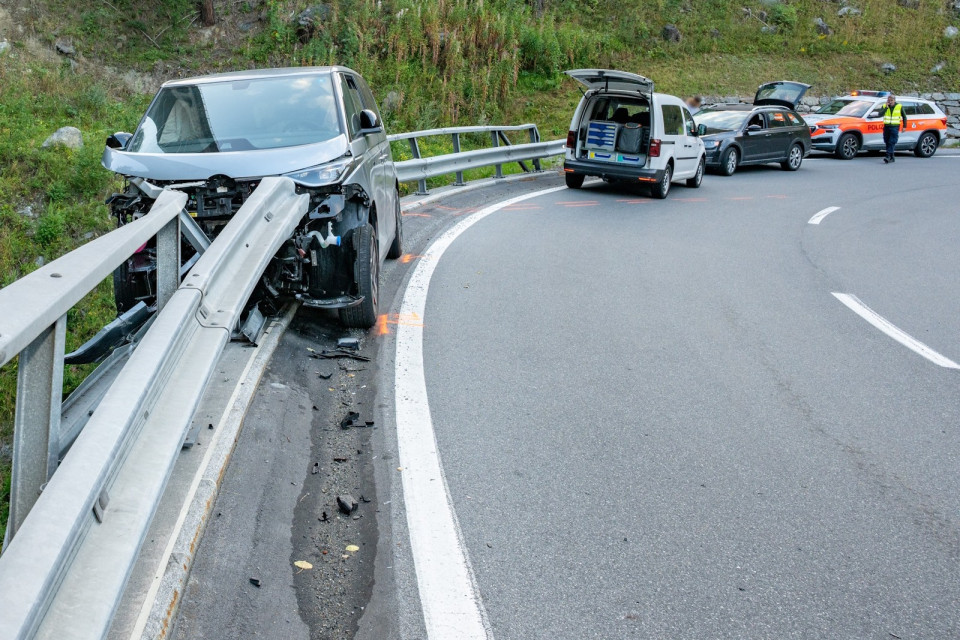 Senza patente e sotto l'effetto dell'alcol, rubano un'auto e finiscono contro il guardrail