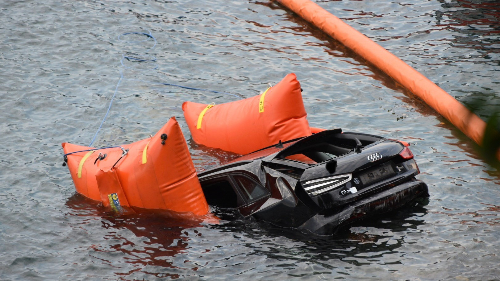Vira Gambarogno, esce di strada e l’auto finisce nel lago affondando: salvi gli occupanti