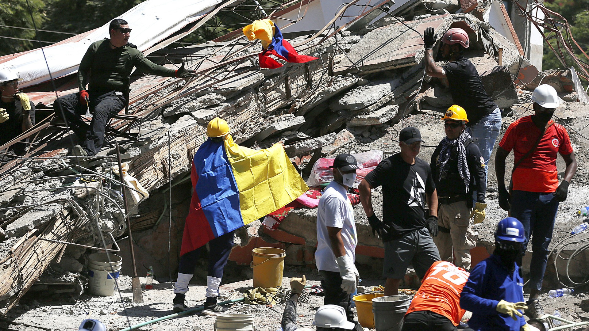 Terremoto in Colombia, almeno 254 morti e 3.600 dispersi: una donna estratta viva dalle macerie dopo 30 ore