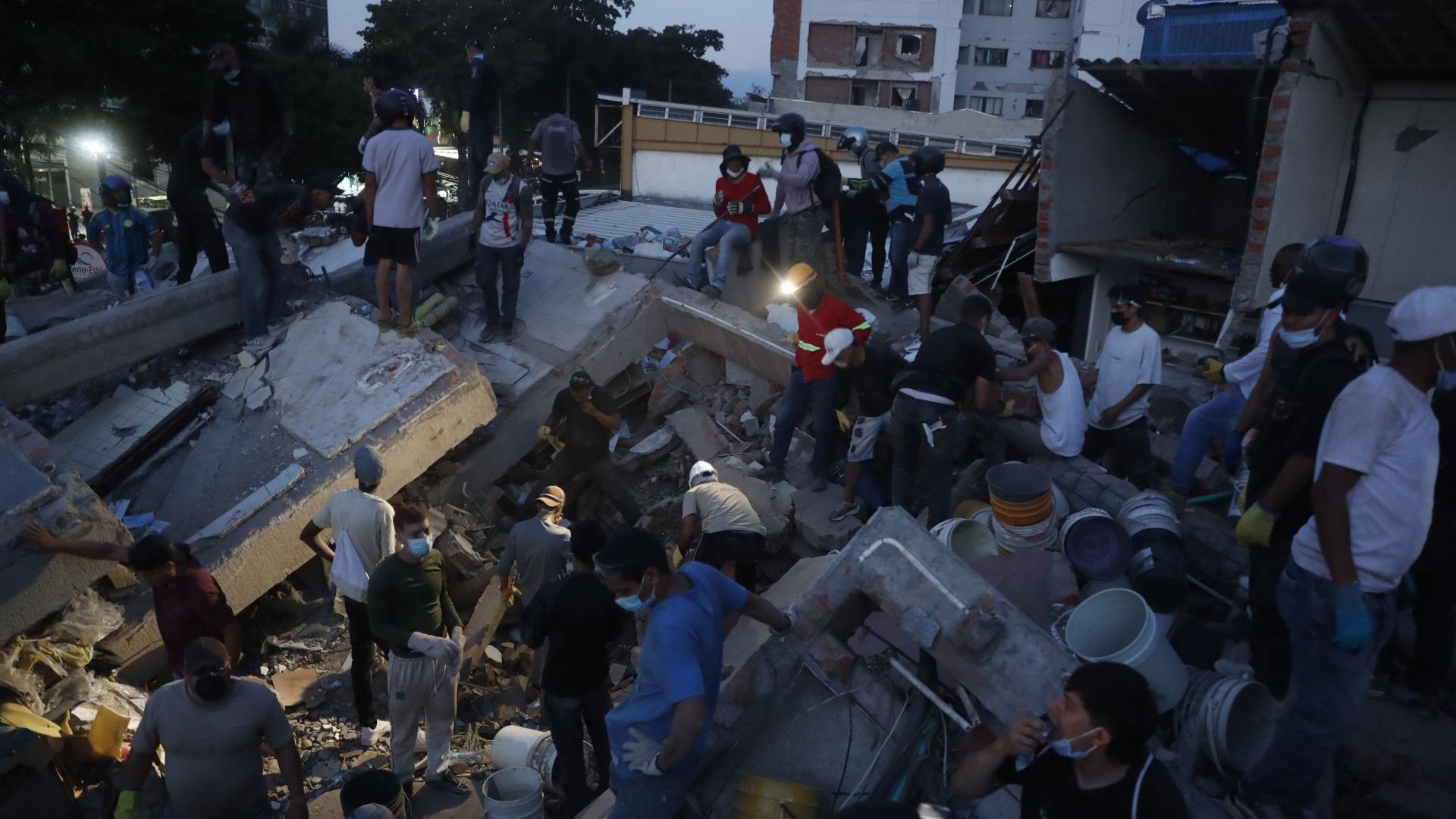 Terremoto in Colombia, si aggrava il bilancio delle vittime: ora si scava tra le macerie