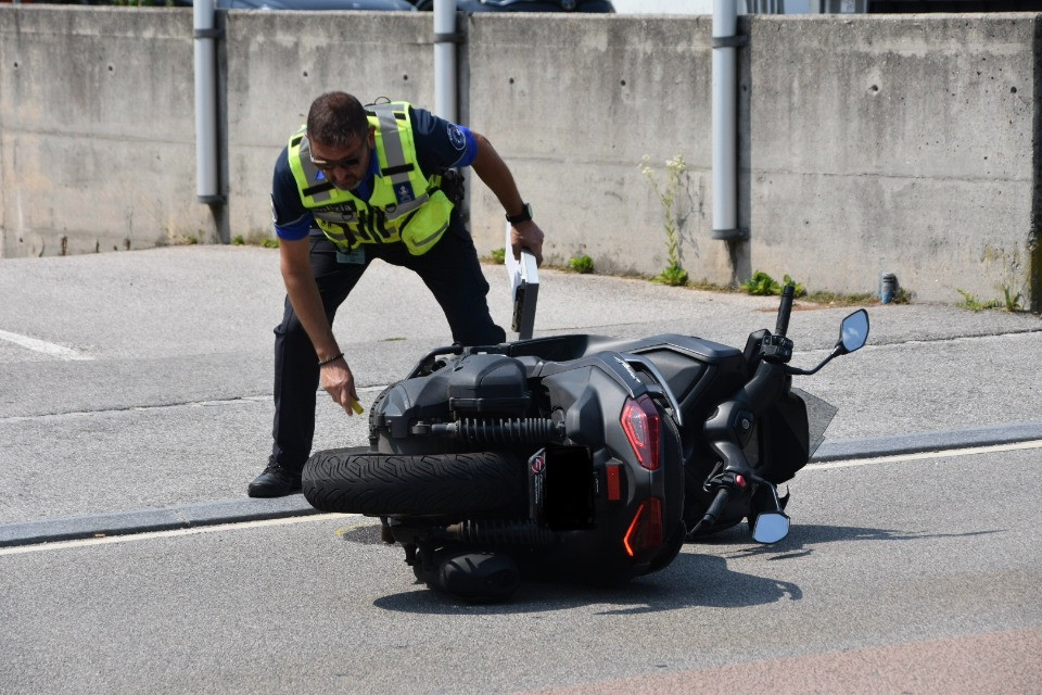 Perde il controllo dello scooter e finisce a terra: grave incidente a Castione