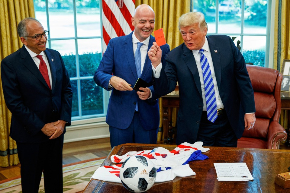 Trump corre in soccorso di Infantino: «Sarebbe un grande errore sostituirlo: è eccezionale»