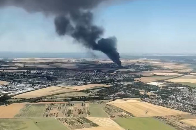 Incendio vicino a Parigi, fumo nero visibile dalla capitale