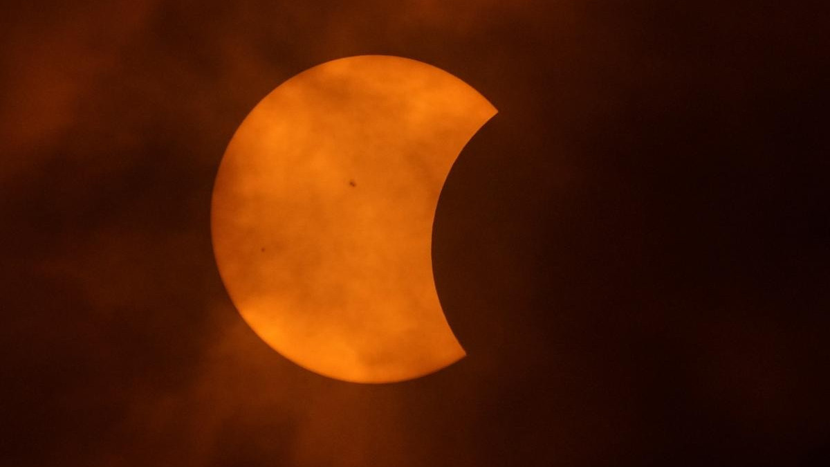 Tutti con il naso all'insù, c'è l'eclissi solare in Svizzera
