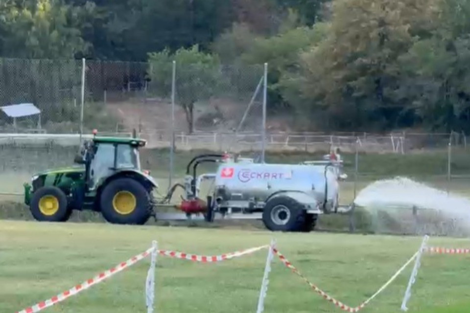 «Quel campo da calcio viene irrigato, nonostante la siccità»: ecco perché è tutto in regola