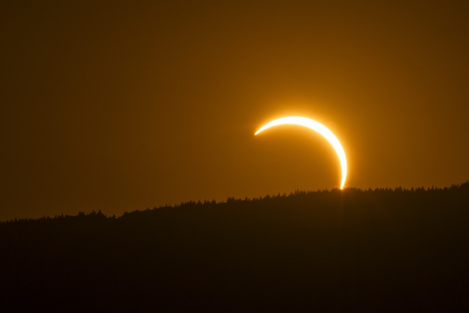 Tutti con il naso all'insù, c'è l'eclissi solare in Svizzera