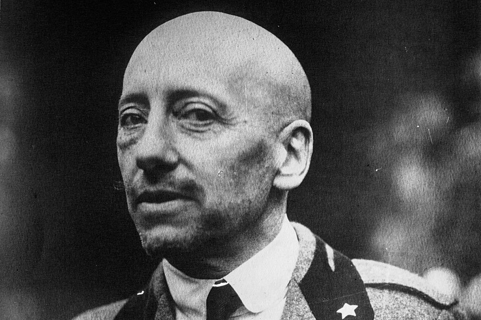 Gabriele D'Annunzio contro un monumento a San Francesco
