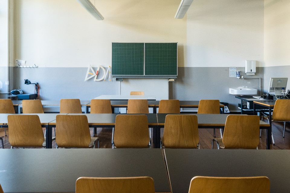 «Servono normative vincolanti a livello federale per proteggere le scuole dal caldo»