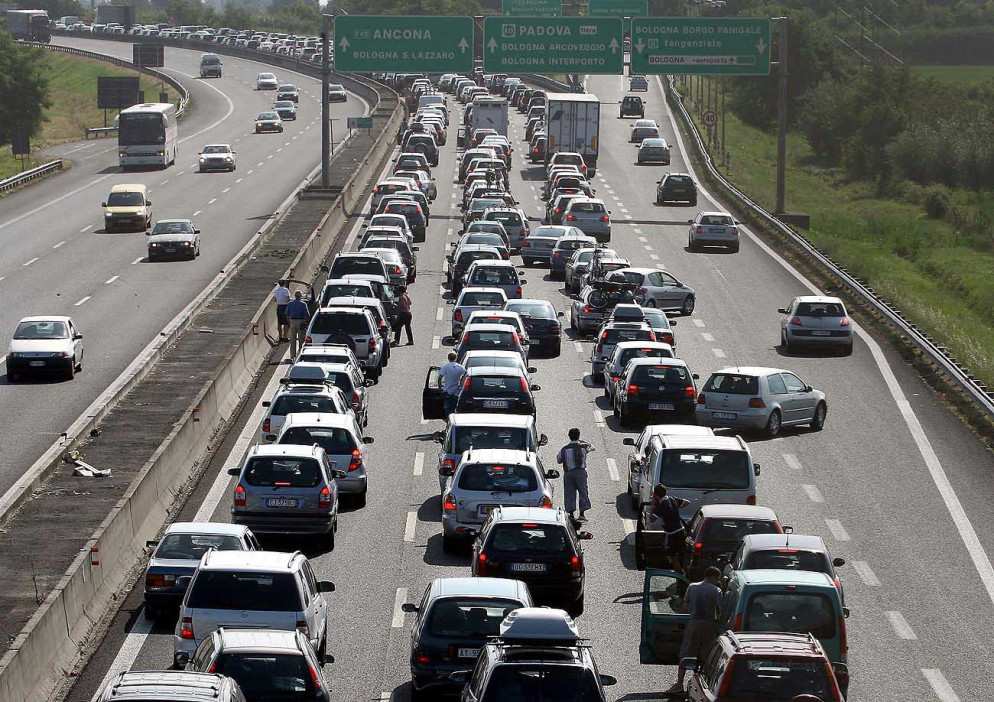 I giorni di Ferragosto sono, in Italia, quelli in cui si registrano, tradizionalmente, i maggiori volumi di traffico. (Foto Cdt/Archivio)