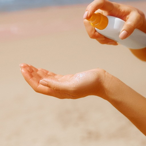 Ogni estate torna la pericolosa disinformazione sulle creme solari