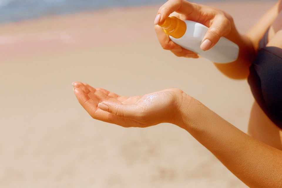 Ogni estate torna la pericolosa disinformazione sulle creme solari