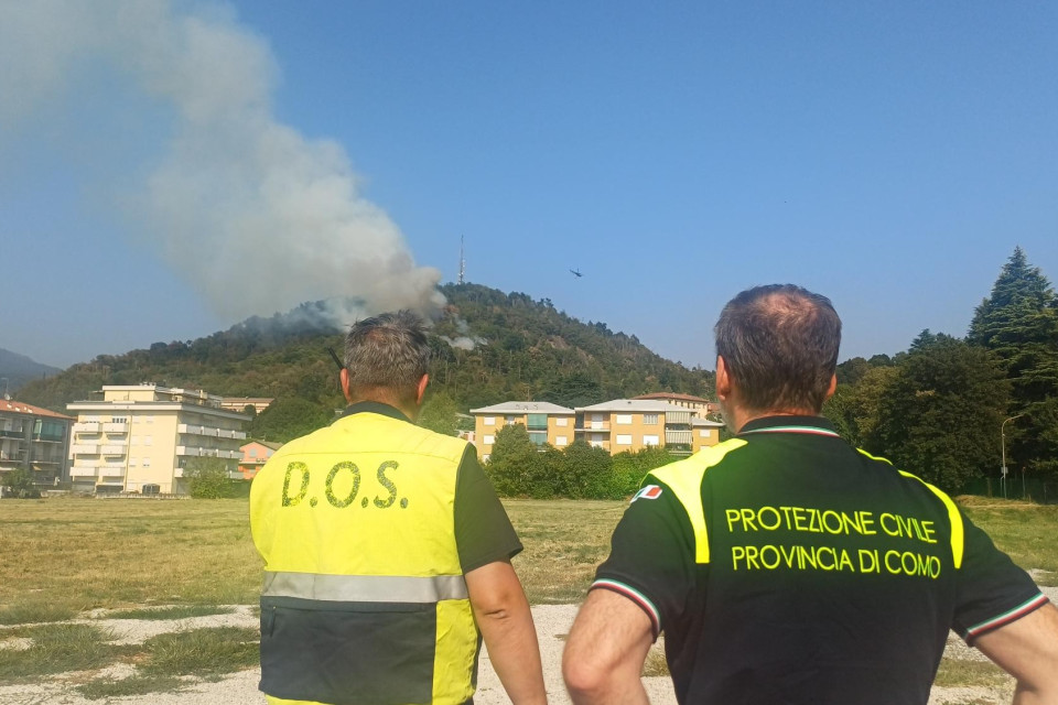 Como, vasto incendio sul monte Goi