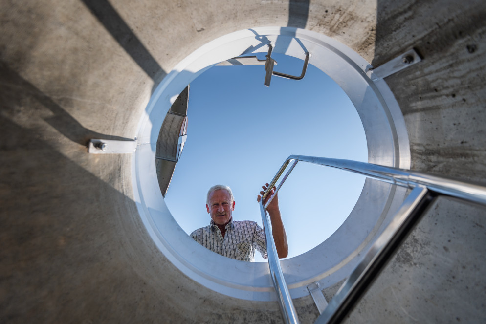 Il pozzo della fattoria, ricostruito di recente&nbsp;(foto Cdt-Zocchetti)