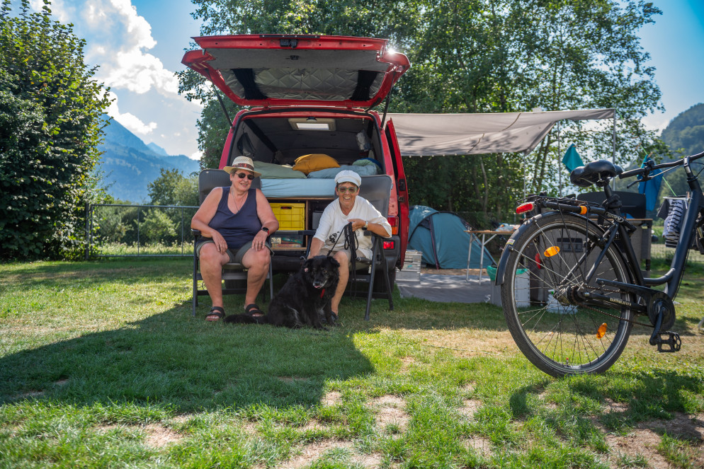 Ute, Beate e il loro cagnolino (foto Cdt - Chiara Zocchetti)