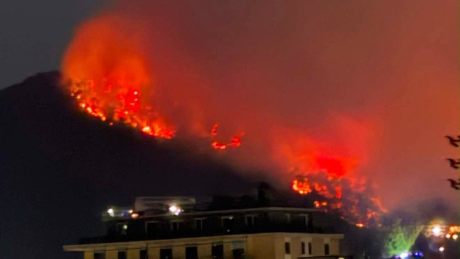 Il Monte Goi continua a bruciare, fumo e cenere anche nel centro di Como