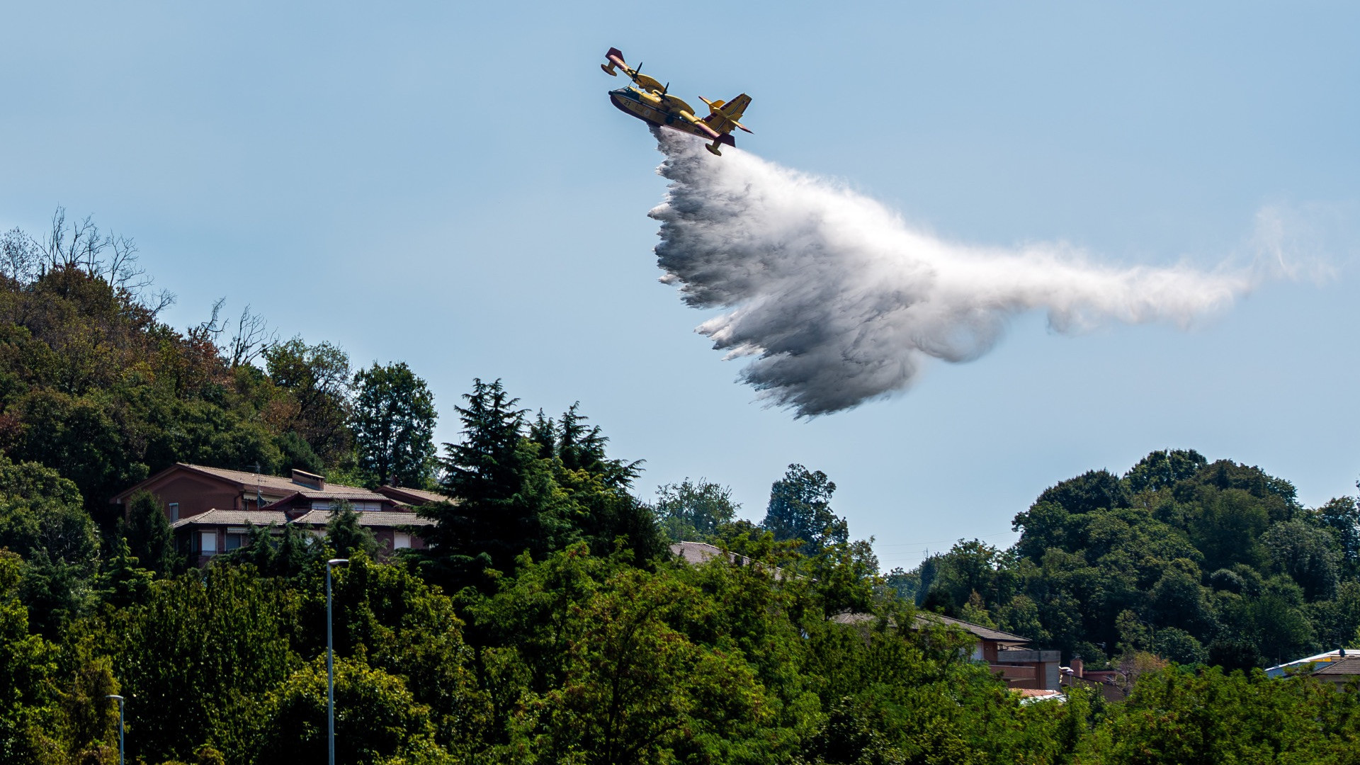 Focolai ancora attivi sul Monte Goj a Como: in campo oltre 100 pompieri, 30 volontari e 2 Canadair