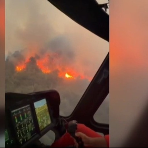 Focolai ancora attivi sul Monte Goj a Como: in campo oltre 100 pompieri, 30 volontari e 2 Canadair