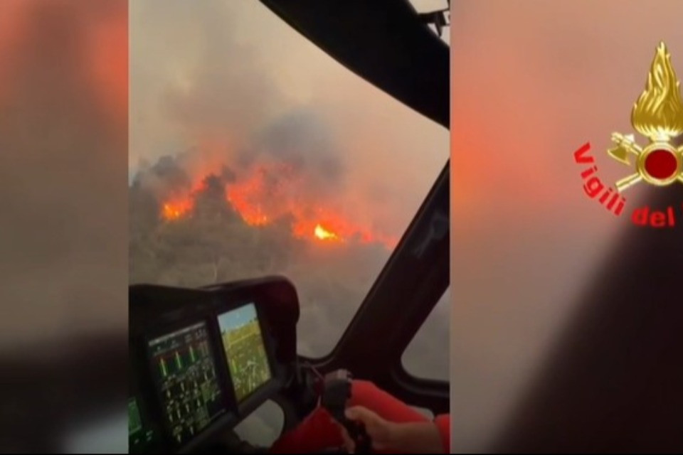 Focolai ancora attivi sul Monte Goj a Como: in campo oltre 100 pompieri, 30 volontari e 2 Canadair