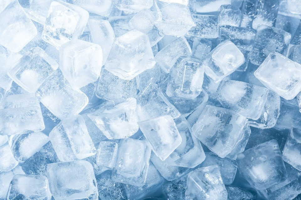 Con la canicola volano le vendite di cubetti di ghiaccio